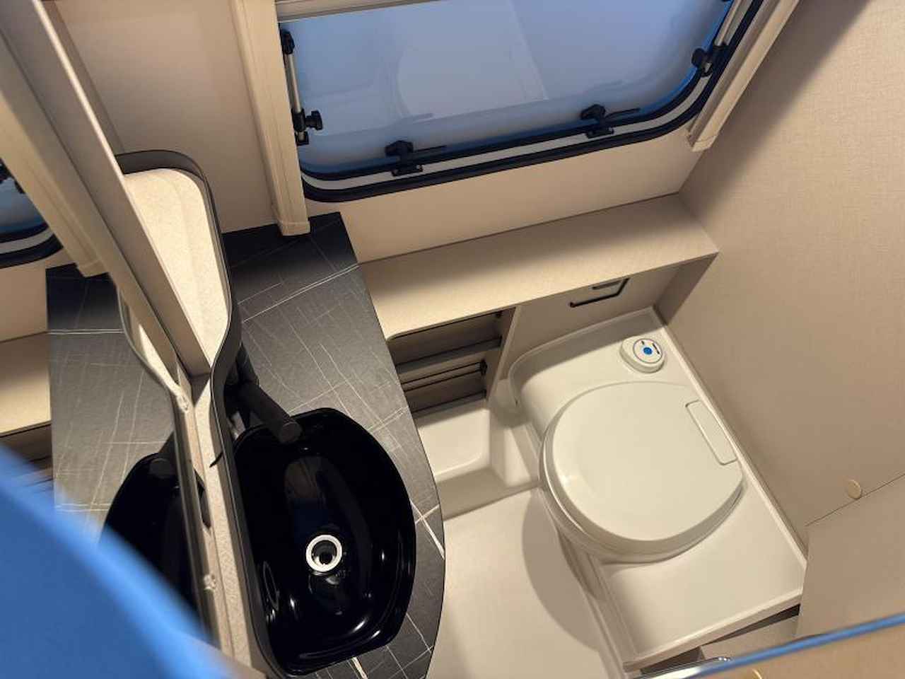 Badbereich mit Waschbecken und Toilette im Eriba 642