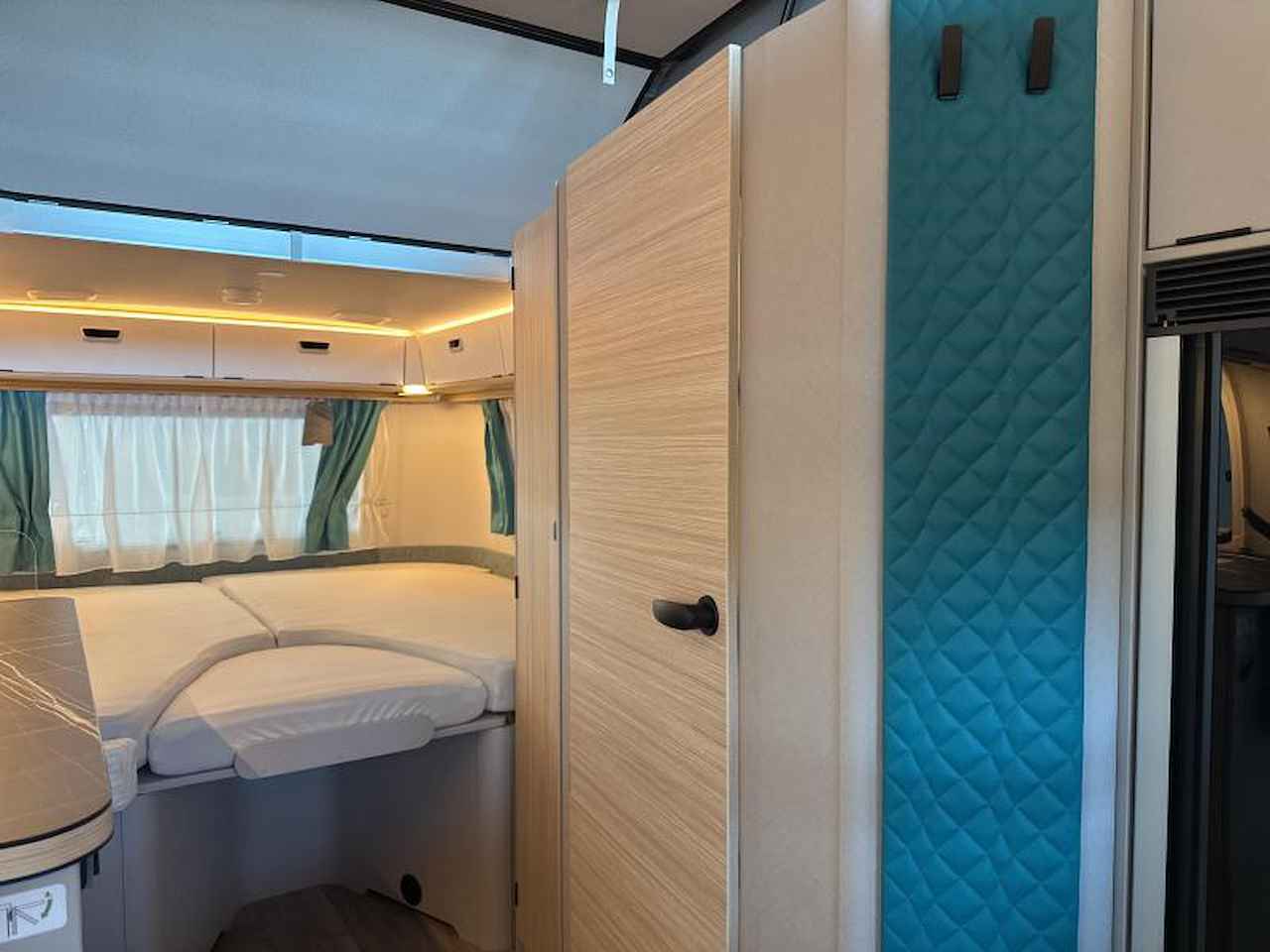 Innenraumübersicht mit Bett und Stauraum im Eriba 642